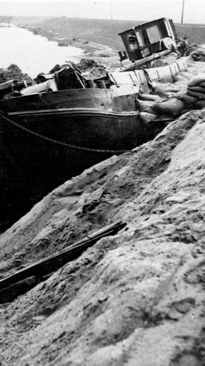 Het schip De Twee Gebroeders dichtte een dijkgat