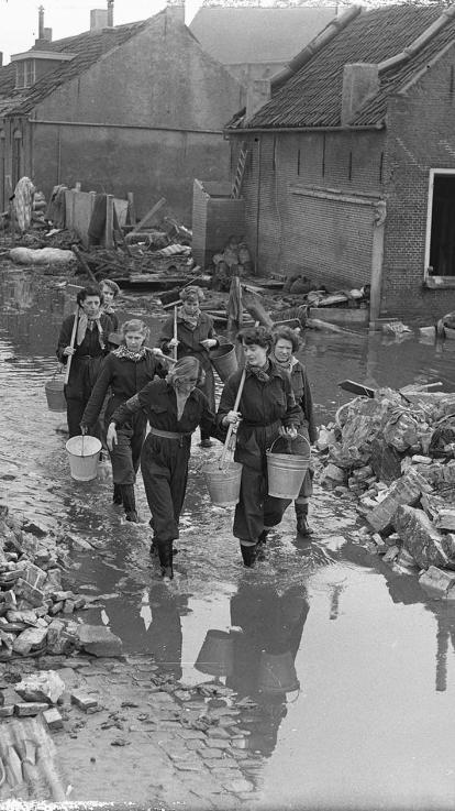 Haarlemse meisjes helpen bij de Watersnoodramp