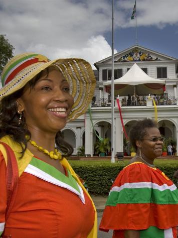 Twee vrouwen in Surinaamse kleuren tijdens de viering van de Surinaamse onafhankelijkheidsdag