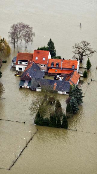 Ondergelopen huizen door overstroming in het zuiden van Nederland