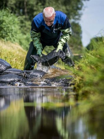 water vasthouden door zandzakken te gebruiken