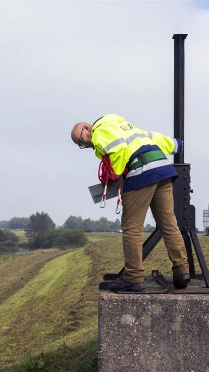 inspectie van de dijken bij droogte
