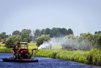 besproeien van het land vanwege droogte