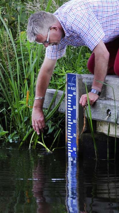 iemand bekijkt de waterstand 