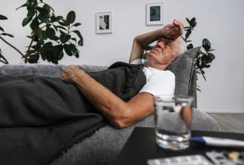 iemand ziek op de bank