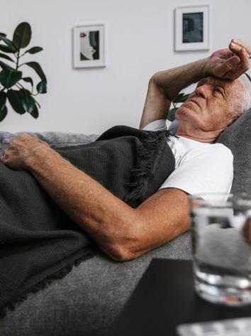 iemand ziek op de bank