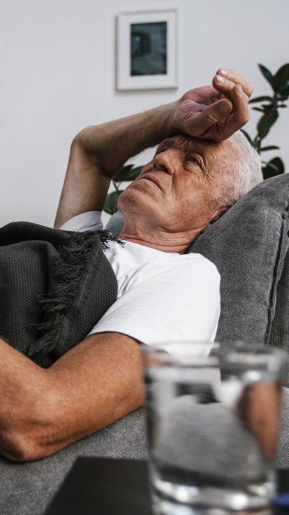 iemand ziek op de bank