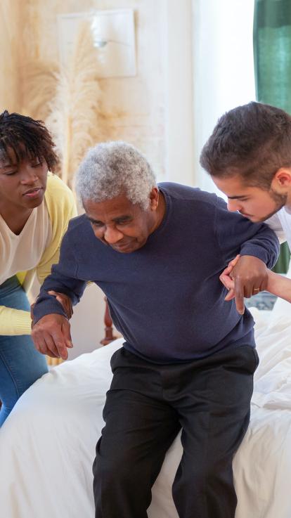 iemand die een ziekte heeft en daar hulp bij krijgt