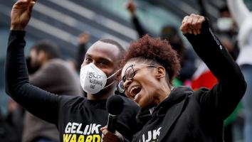 Sylvana tijdens antiracisme demonstratie