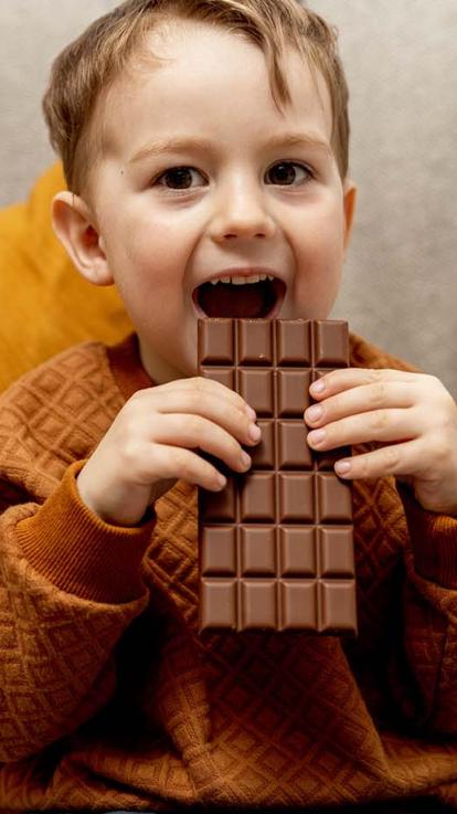 een kind met een chocoladereep