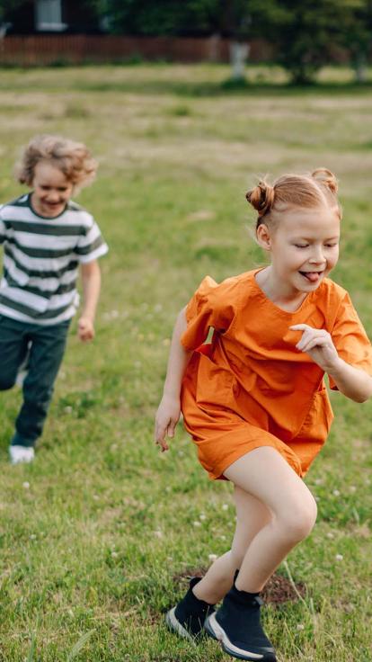 kinderen aan het spelen buiten