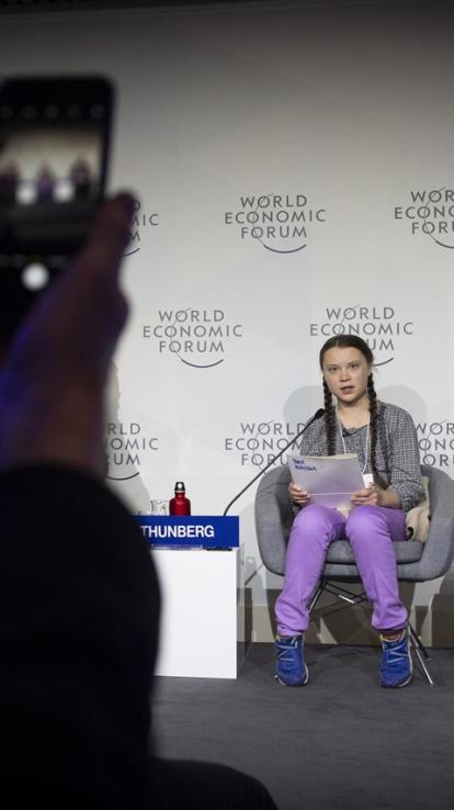 Greta Thunberg die een speech houdt bij het World Economic Forum