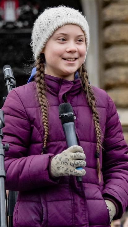 Greta Thunberg die een speech geeft als klimaatactivist