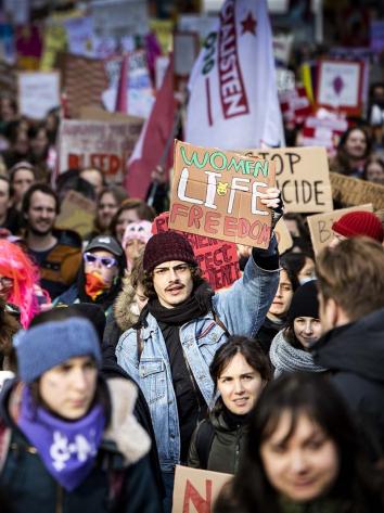 demonstrant bij de Feminist March