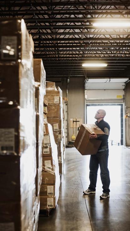 arbeidsmigrant aan het werk in een magazijn