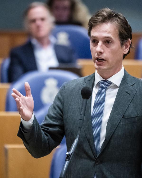 Laurens Dassen van Volt bij een debat in de Tweede Kamer