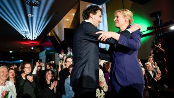 Attje Kuiken (PvdA) en Jesse Klaver (GroenLinks) vieren een verkiezingsuitslag