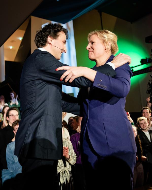Attje Kuiken (PvdA) en Jesse Klaver (GroenLinks) vieren een verkiezingsuitslag
