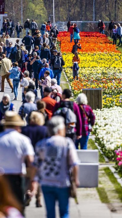 mensen gaan een dagje uit tijdens Pasen