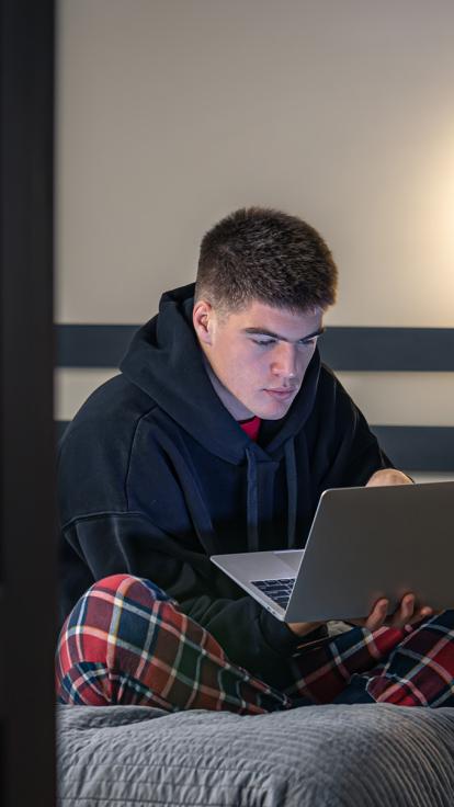 iemand die op computer zit