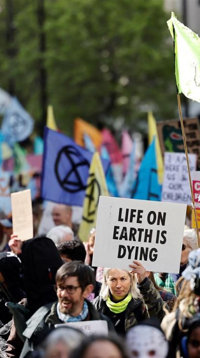 Extinction Rebellion vlaggen, tijdens een demonstratie. 