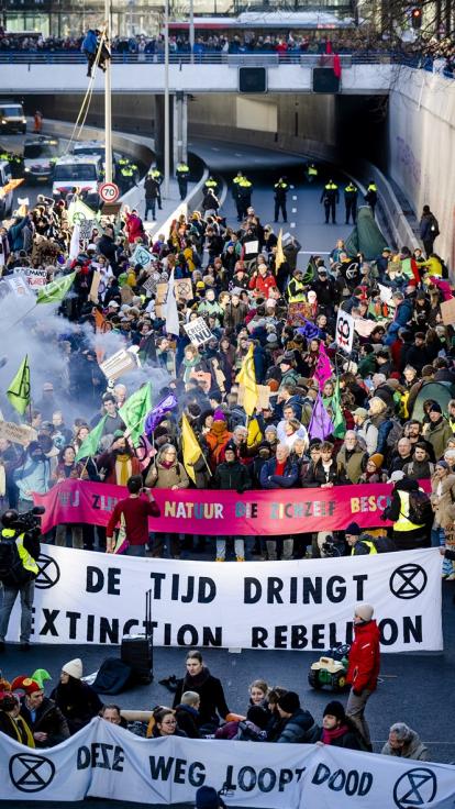 Op de A12, bij Den Haag, wordt door Extinction Rebellion gedemonstreerd tegen fossiele subsidies. 
