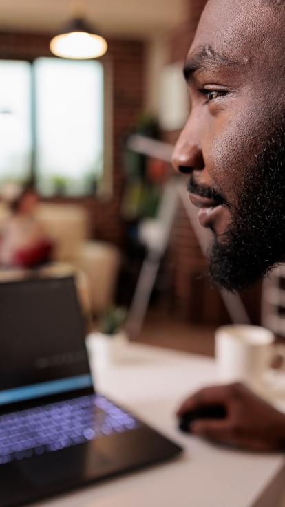 Man achter computer die dingen checkt