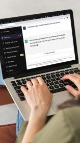 vrouw praat met chatbot op laptop