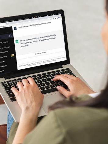 vrouw praat met chatbot op laptop