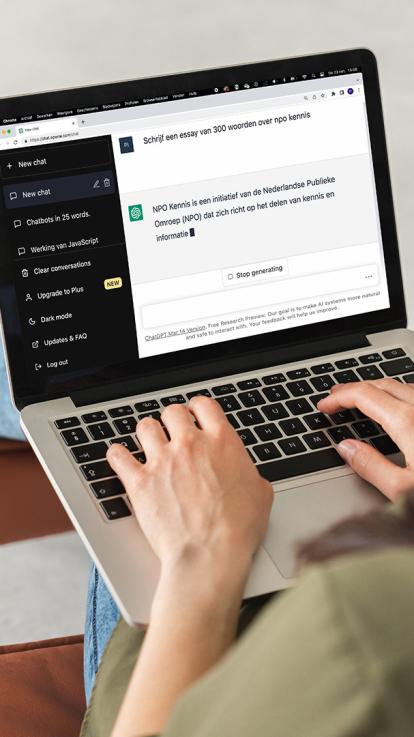 vrouw praat met chatbot op laptop