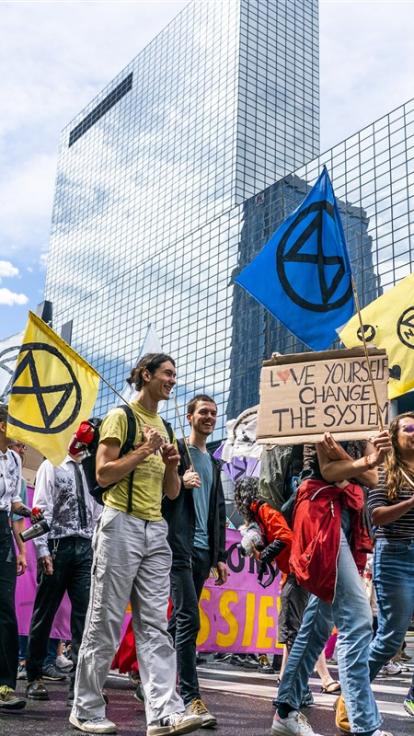 Extinction Rebellion protest, mensen met borden, terwijl ze marcheren. 