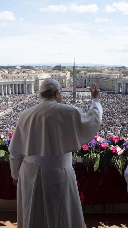 Paus Franciscus tijdens de Urbi et Orbi zegen met Pasen