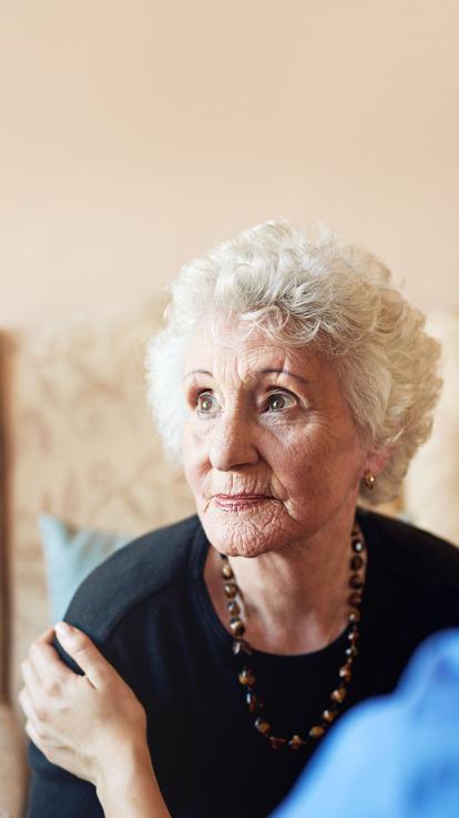 oud iemand die in de leegte staart