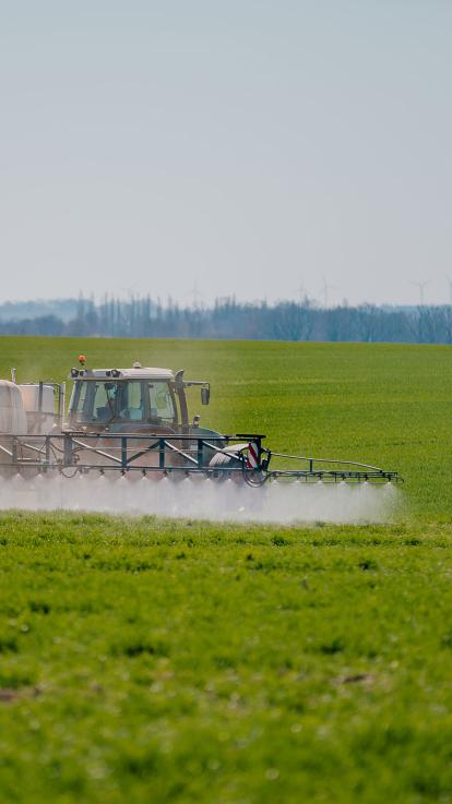 pesticiden sprayen op land