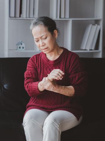 iemand meet last van haar arm