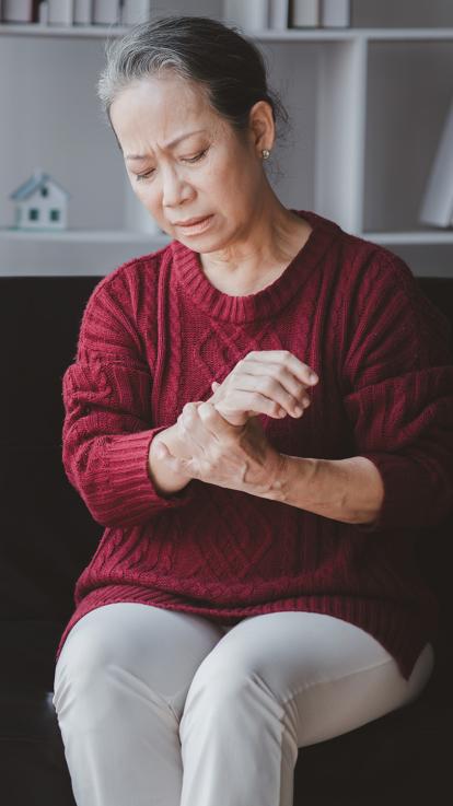 iemand meet last van haar arm