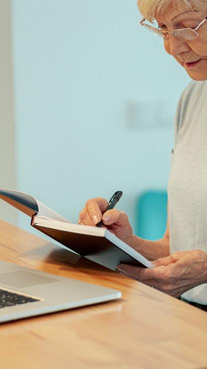 oud iemand die probeert iets op te schrijven