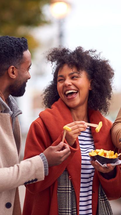 mensen eten een patatje