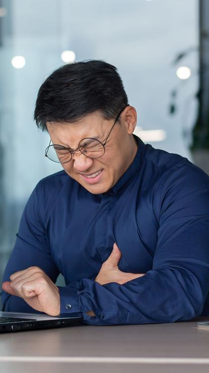 iemand heeft pijn op z'n borst