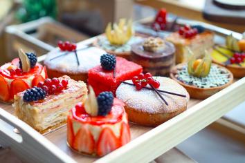 een dienblad met verschillende gebakjes