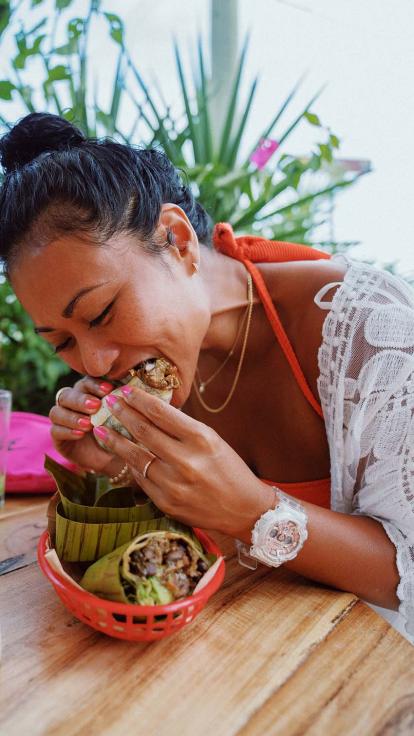 iemand eet een vette maaltijd