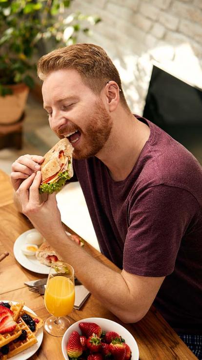 iemand eet een sandwich