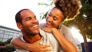 een verliefd stel in het zonnetje