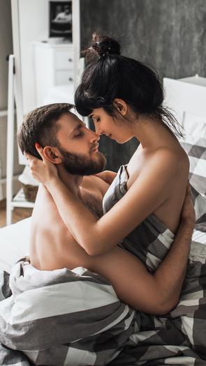 twee partners intiem in bed