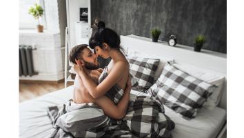 twee partners intiem in bed