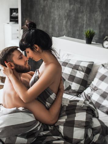 twee partners intiem in bed