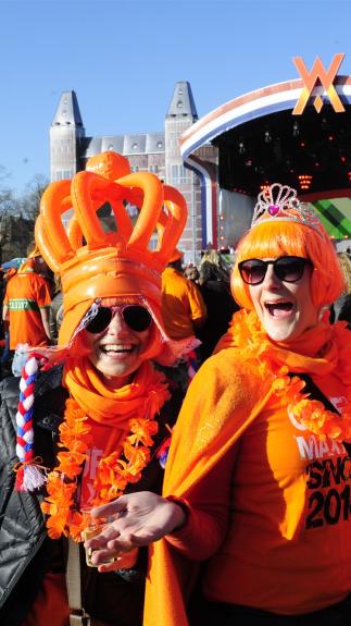 feesten en oranje verkleed op koningsdag