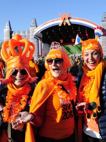feesten en oranje verkleed op koningsdag