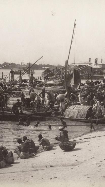 In de hoofdstad van India Calcutta stappen gastarbeiders op de boot naar Suriname