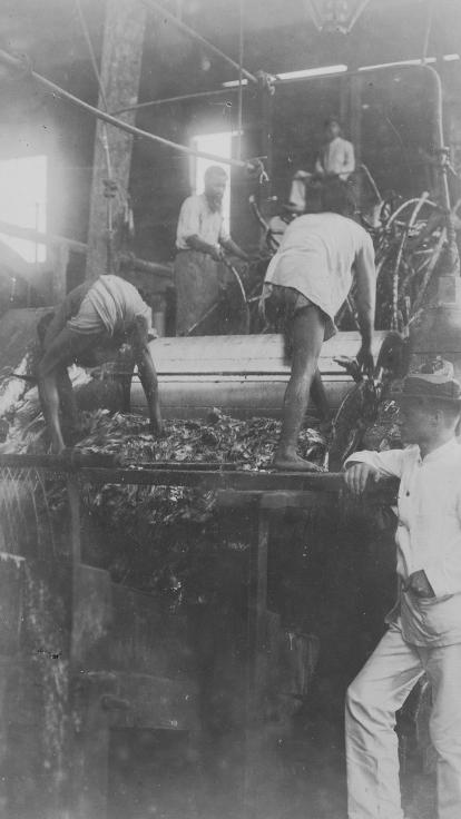 Hindoestaanse contractarbeiders aan het werk in fabriek